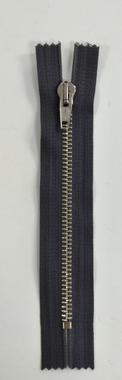 Metallinen vetoketju tummanharmaa. Pituus 15 cm. Leveys 6 mm.