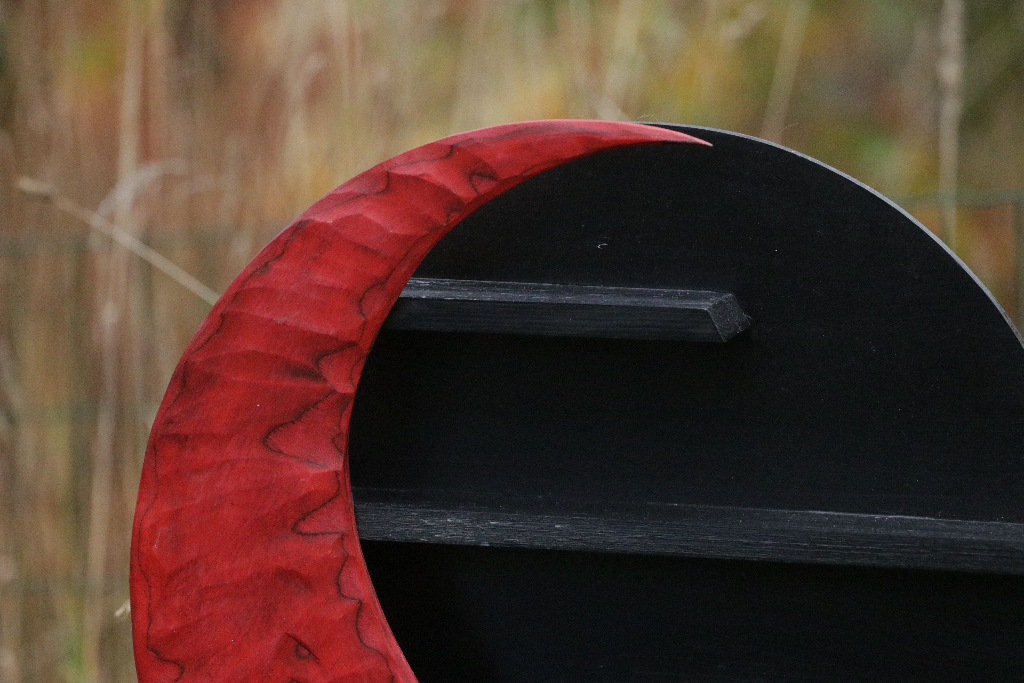 Kuuhylly, puna-musta iso seinähylly – Taitajapuoti Terttu