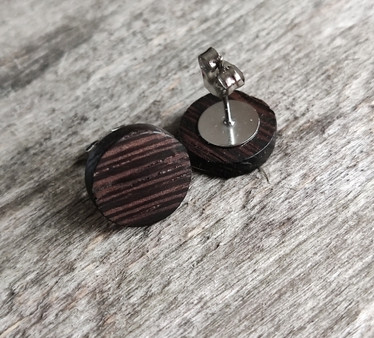 Korvakorut, Nappi, wenge