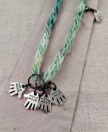 Neulojan koru, Handmade