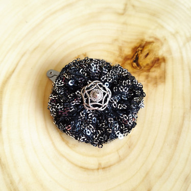 Bling Me Black-Pinni, musta-hopeinen kukinto