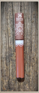Boho Green make-up, nestemäinen huulipuna 102 Chesnut Nude