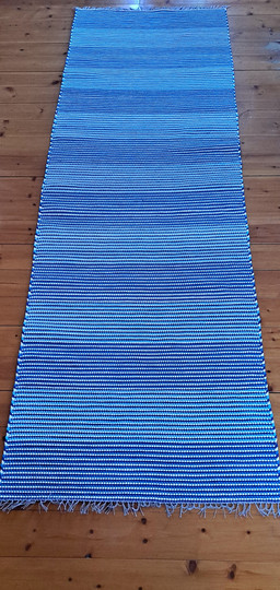 Sinivalkea -matto