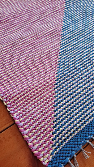 Pinkin ja sinisen liitos -matto