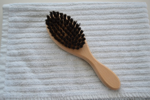 Hiusharja soikea, pituus 22 cm, öljytty harjapuu, puolipehmeä