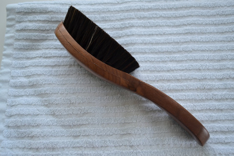 Hiusharja kaareva, pituus 22,5 cm, lakattu harjapuu, pehmeä