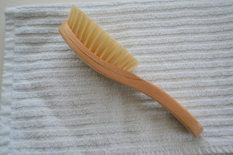 Hiusharja kaareva, pituus 22,5 cm, lakattu harjapuu, puolikarkea