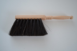 Lasten pöytäharja/tomuharja, pituus 22,6 cm, lakattu harjapuu, pehmeä