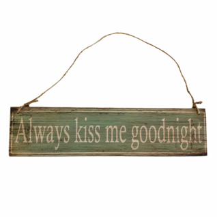 Puinen kyltti Always kiss me goodnight, vihreä