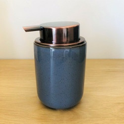 Keraaminen pumppupullo