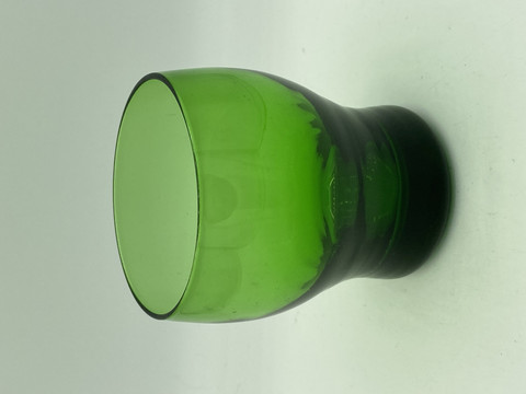 Inhemskt grönt dricksglas
