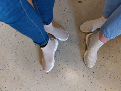 Korkeavartiset vaaleat High sneaker tennarit korkealla kuvioisella pohjalla