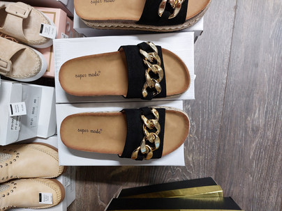 Beigen tai mustan väriset Sherry sandaalit kultaisella ketjukoristeella