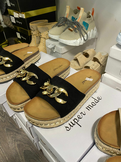 Beigen tai mustan väriset Sherry sandaalit kultaisella ketjukoristeella