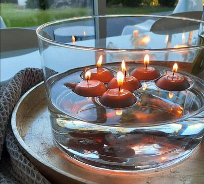 Kelluvat kynttilät taupe