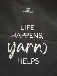 Life Happens Yarn Helps -kassi, Svarta Fåret