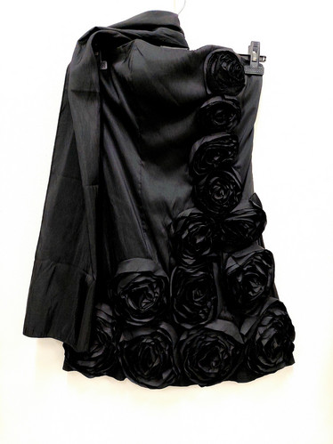 Olkaimeton musta mekko