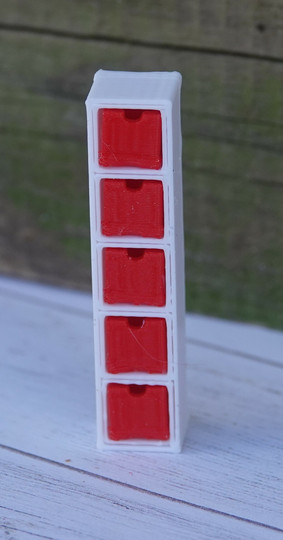 Maustelokerikko 1:16, valkoinen punaisilla laatikoilla