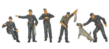 TANK CREW HUNTING -5 FIGURES W/ DOG & RABBITS