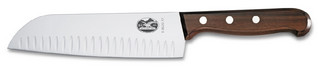 Victorinox Santoku ovaalihionnalla, puukahva
