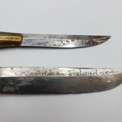 Kansallispuvun helavyö puukkoineen