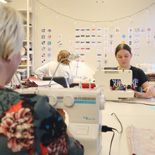 Väylän työntekijöitä ompelemassa ompelukoneilla.