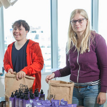 Väylän työntekijät Ahmet ja Tiia pakkaavat tuotekasseja.