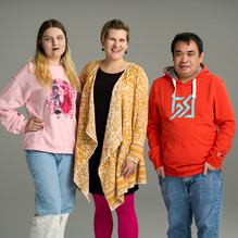 Väylän työntekijät Veera, Heidi ja Hung seisovat vierekkäin ja hymyilevät.