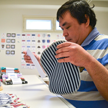 Väylän työntekijä Hung vyöttää kestotalouspapereita.