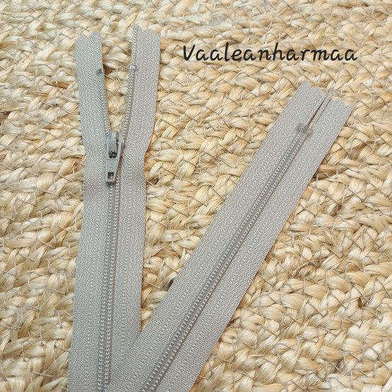 YKK Umpivetoketju 40 cm Vaaleanharmaa