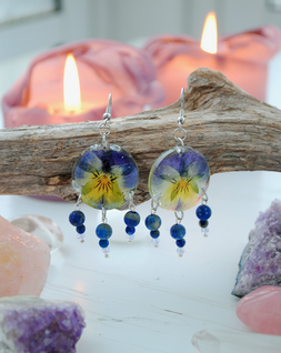 Orvokit lapis lazulilla