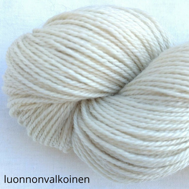 Ylellisen pehmeä Vuonue Pentti kampalanka, 140x3, 100 g / 240 m