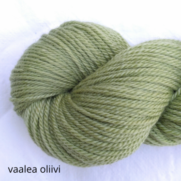 Ylellisen pehmeä Vuonue Pentti kampalanka, 140x3, 100 g / 240 m