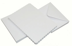 CraftUK korttipohjat ja kirjekuoret, scalloped (piparireuna) valkoinen, 5
