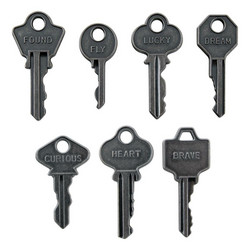 Tim Holtz Idea-Ology Metal Adornments -koristeet Word Keys