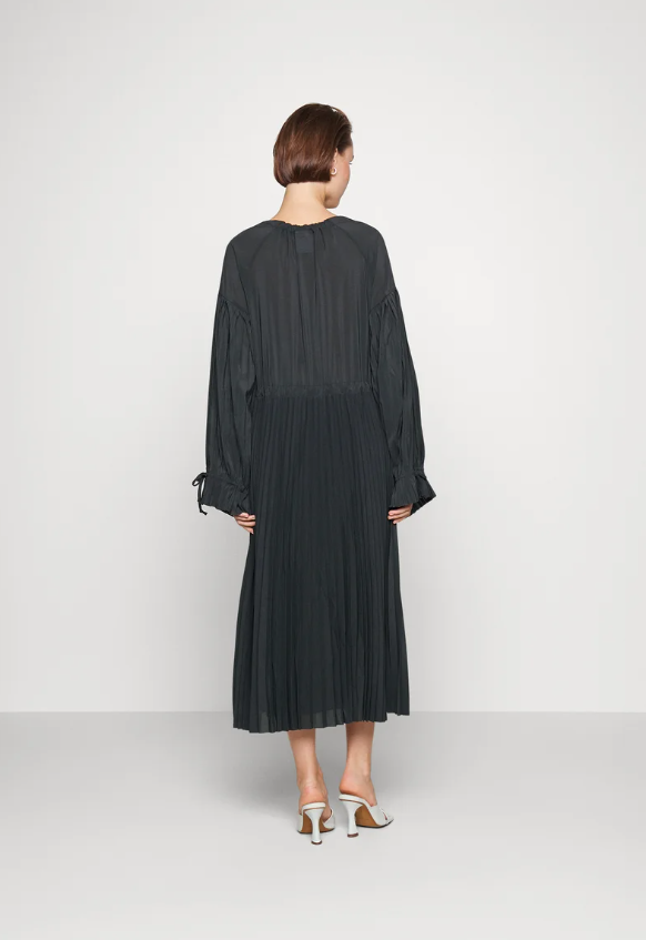 Day Birger Et Mikkelsen, Leighton Mekko, Musta