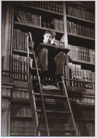 Mies kirjastossa