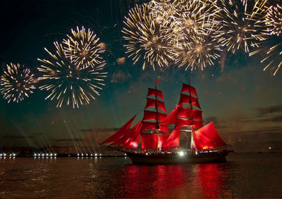 Fireworks around a Sailboat, 500 palaa