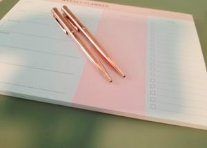 Weekly Planner Pad + 2 Rose Gold -kynää