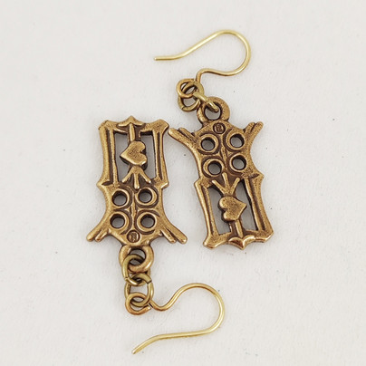 Kalevala Koru, Neitsyn Marian Monogrammi -Korvakorut , Pronssia