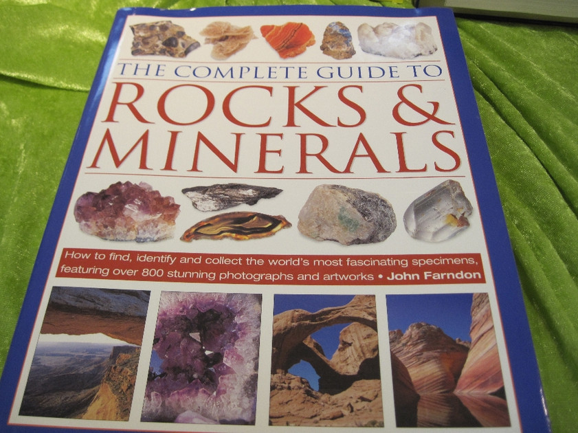 kivikirja kivet ja mineraalit – Kivikauppa Qii