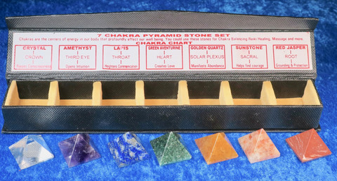 Chakrahoitosetti 7 kivipyramidia 25mm, nahkakotelossa