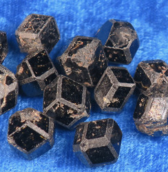 Melaniitti kide 2-3g musta granaatti Tansania