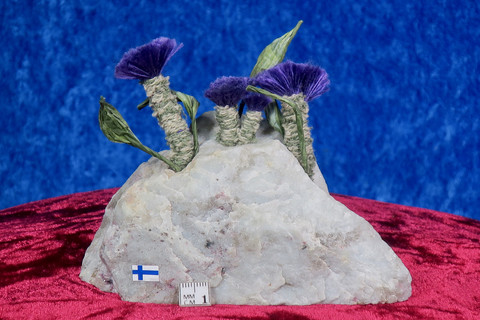 Kvartsissa violetteja kukkia pöytäkoriste