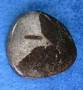 Stauroliitti ristikivi hiottu amuletti taskukivi n. 48x45mm 30g
