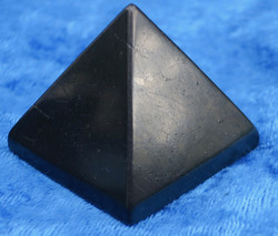 Sungiitti pyramidi  39-40mm 51-57g 
