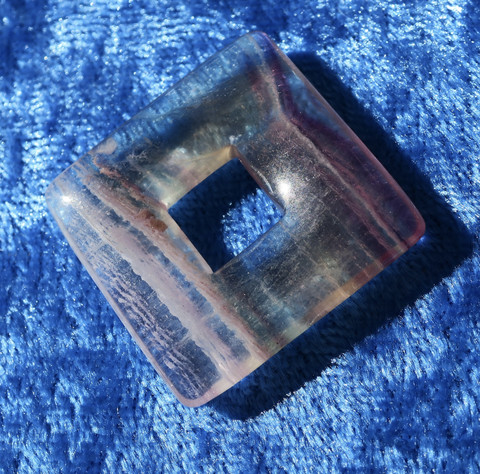 Riipus neliskulmainen fluoriitti vaalea donitsi 27mm