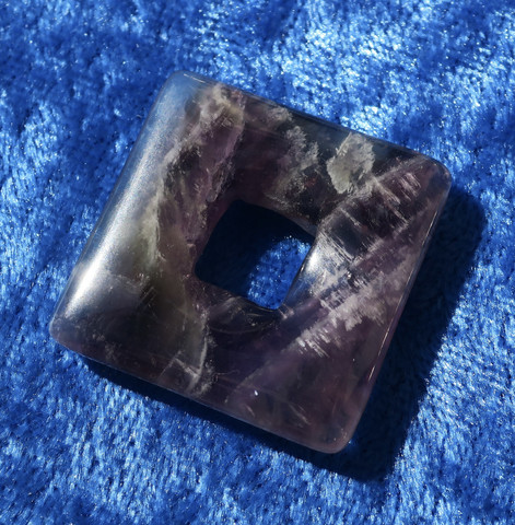 Riipus neliskulmainen fluoriitti tumma violetti donitsi 27mm