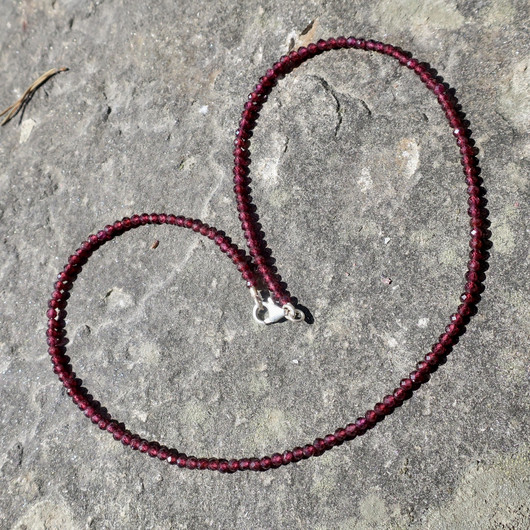 Helmet almandiini granaatti viistehiottu 2.5-3mm 45mm