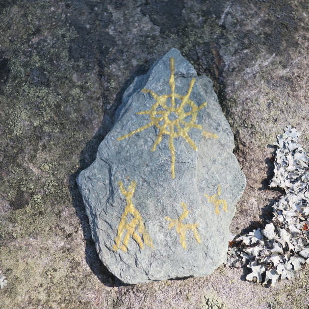 shamaanikivi-aurinko-kota-ja-porot-kivikauppa-qii